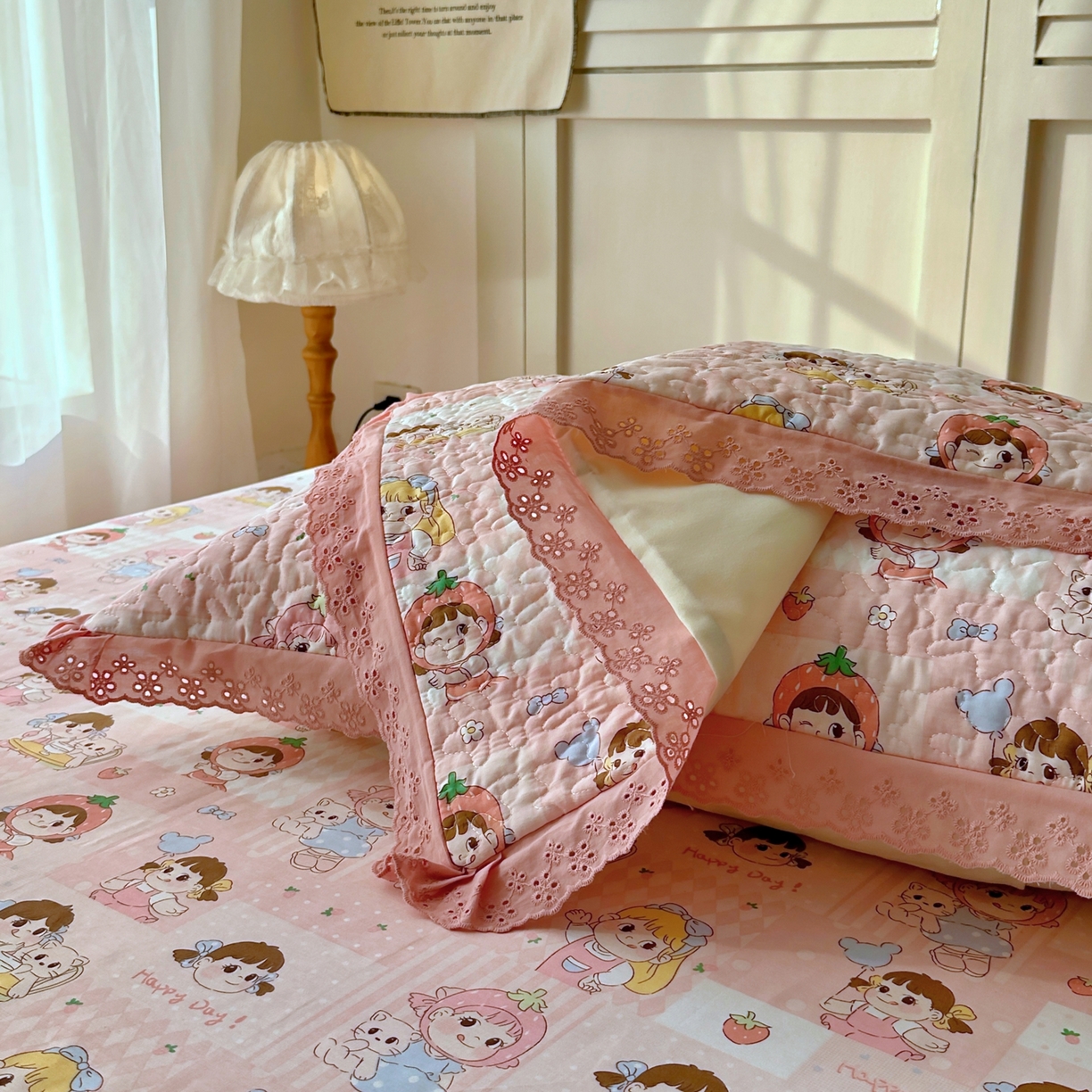 91家纺网 家纺一手货源 找家纺 百寐 2026吸汗防油全棉三层夹棉花边信封加大50*80枕套48*74/40*60枕芯 夹棉-草莓女孩