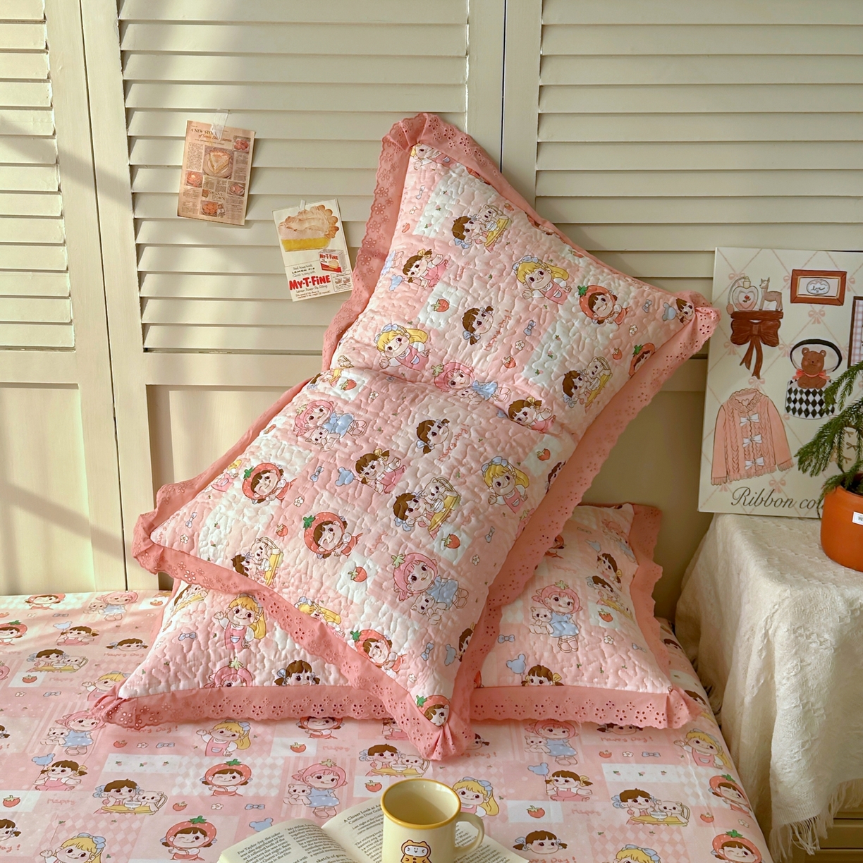 91家纺网 家纺一手货源 找家纺 百寐 2026吸汗防油全棉三层夹棉花边信封加大50*80枕套48*74/40*60枕芯 夹棉-草莓女孩