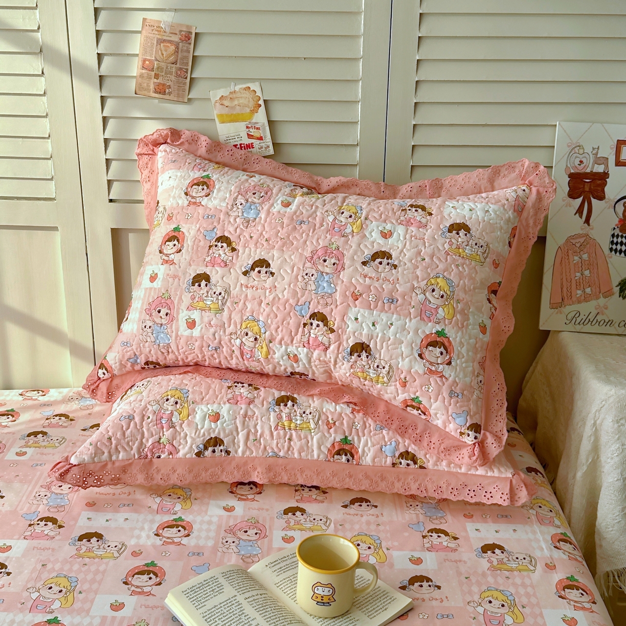 91家纺网 家纺一手货源 找家纺 百寐 2026吸汗防油全棉三层夹棉花边信封加大50*80枕套48*74/40*60枕芯 夹棉-草莓女孩