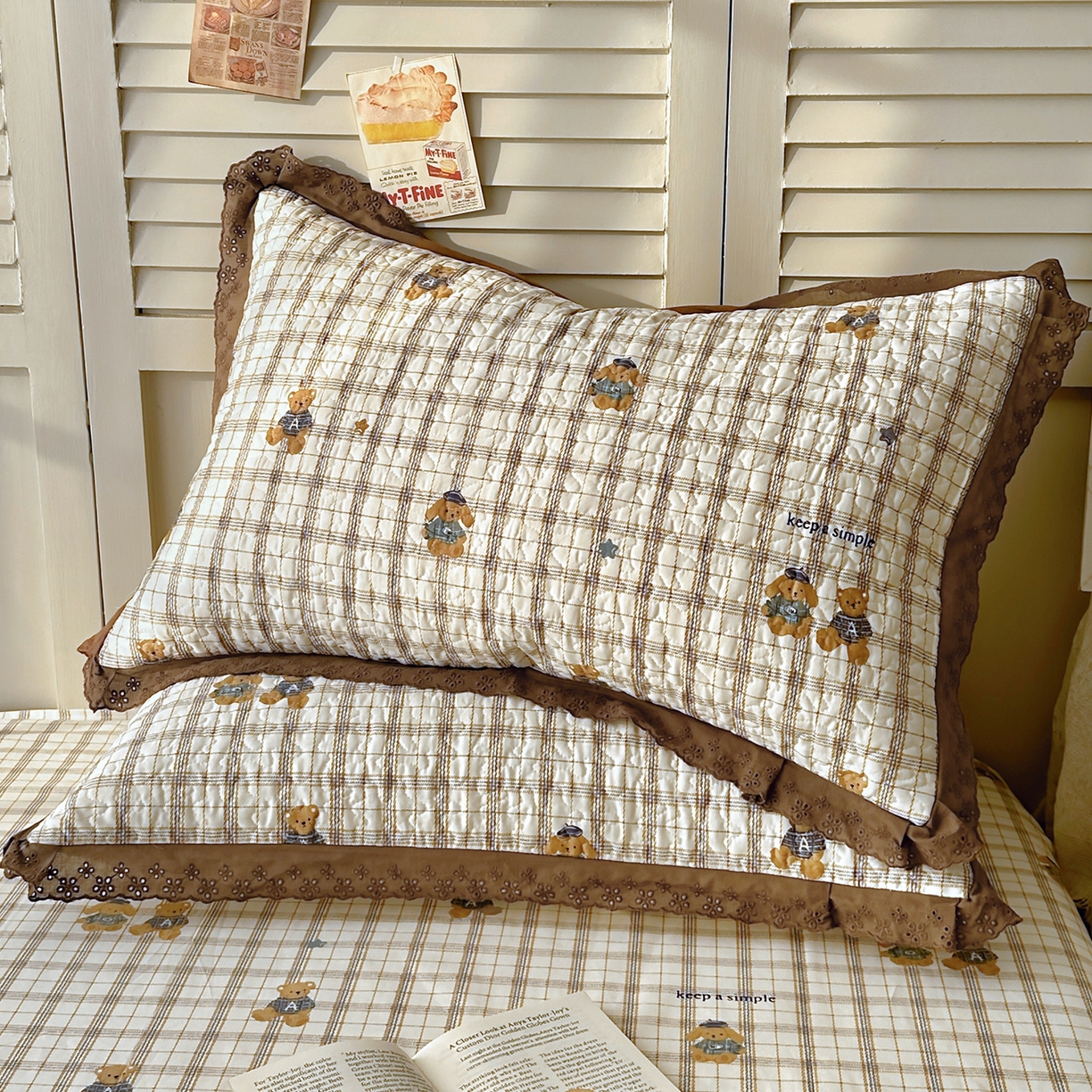 91家纺网 家纺一手货源 找家纺 百寐 2026吸汗防油全棉三层夹棉花边信封加大50*80枕套48*74/40*60枕芯 夹棉-格子熊