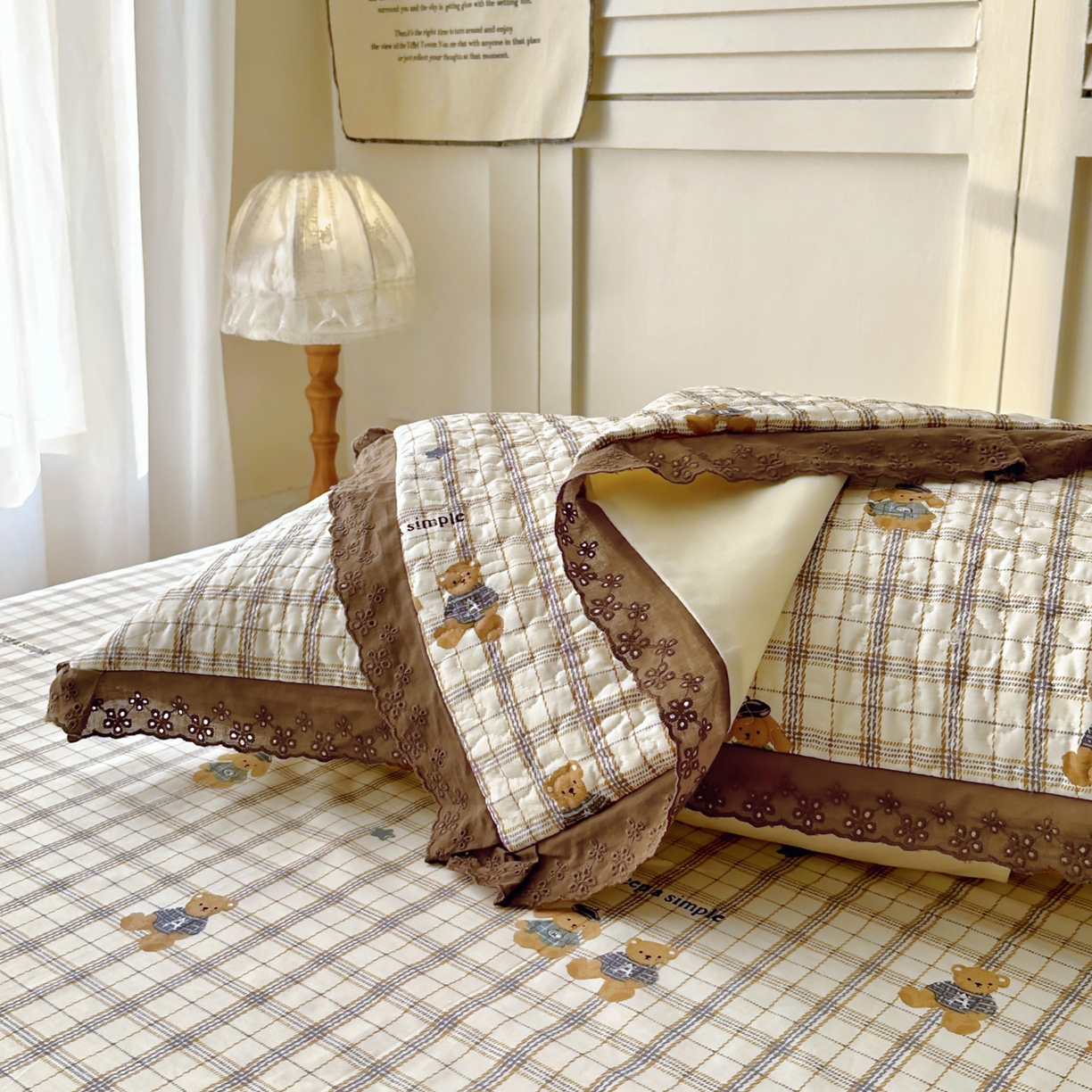 91家纺网 家纺一手货源 找家纺 百寐 2026吸汗防油全棉三层夹棉花边信封加大50*80枕套48*74/40*60枕芯 夹棉-格子熊