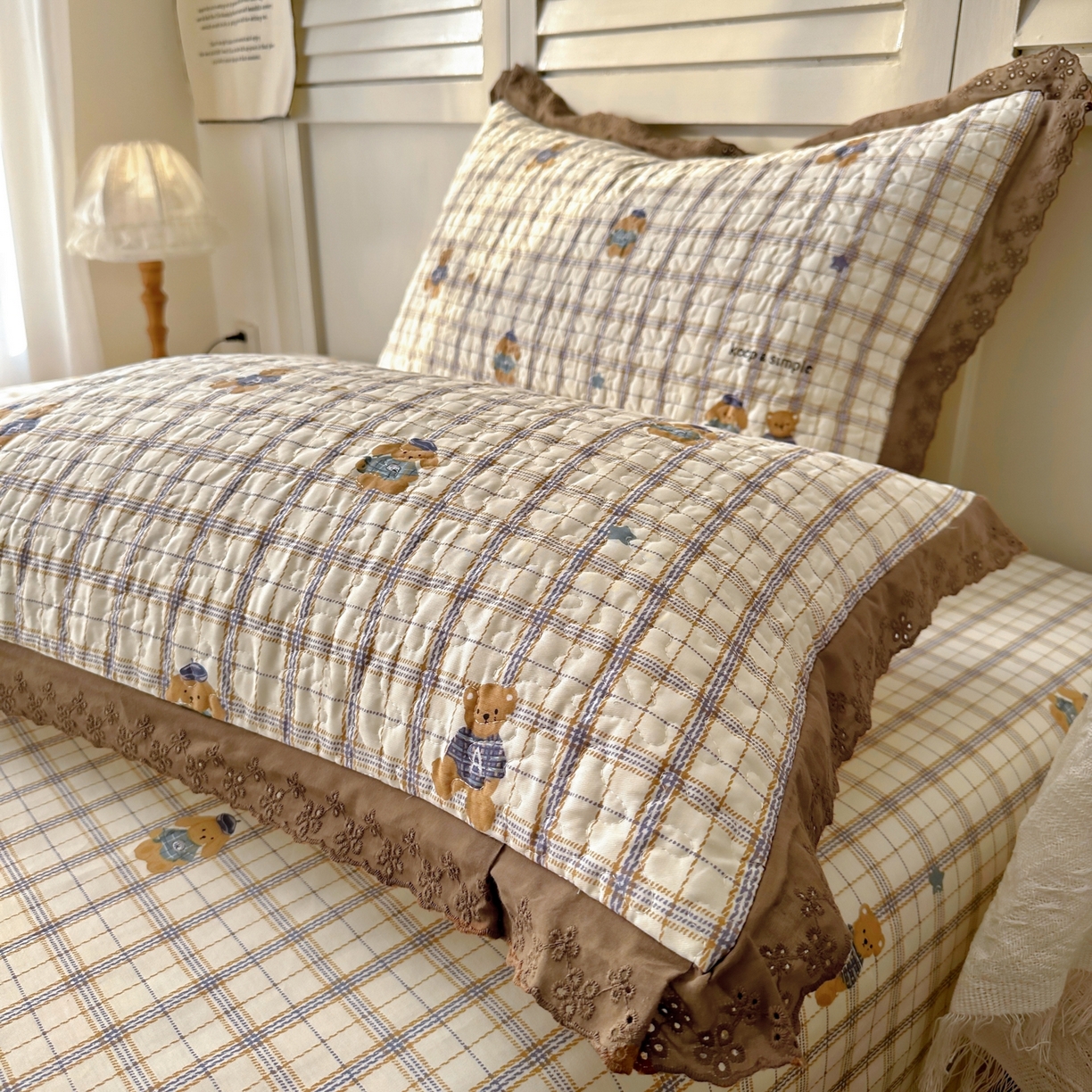 91家纺网 家纺一手货源 找家纺 百寐 2026吸汗防油全棉三层夹棉花边信封加大50*80枕套48*74/40*60枕芯 夹棉-格子熊