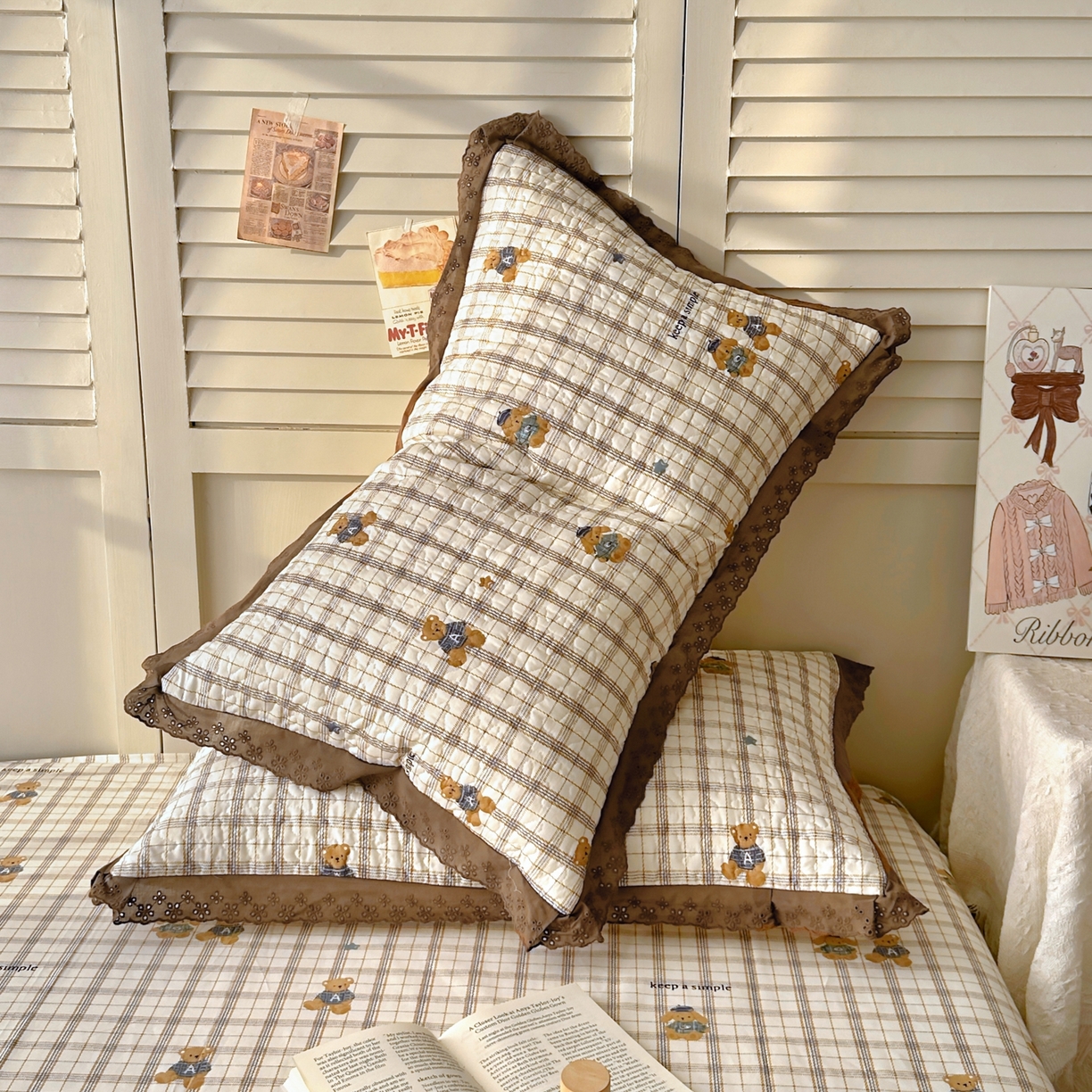 91家纺网 家纺一手货源 找家纺 百寐 2026吸汗防油全棉三层夹棉花边信封加大50*80枕套48*74/40*60枕芯 夹棉-格子熊