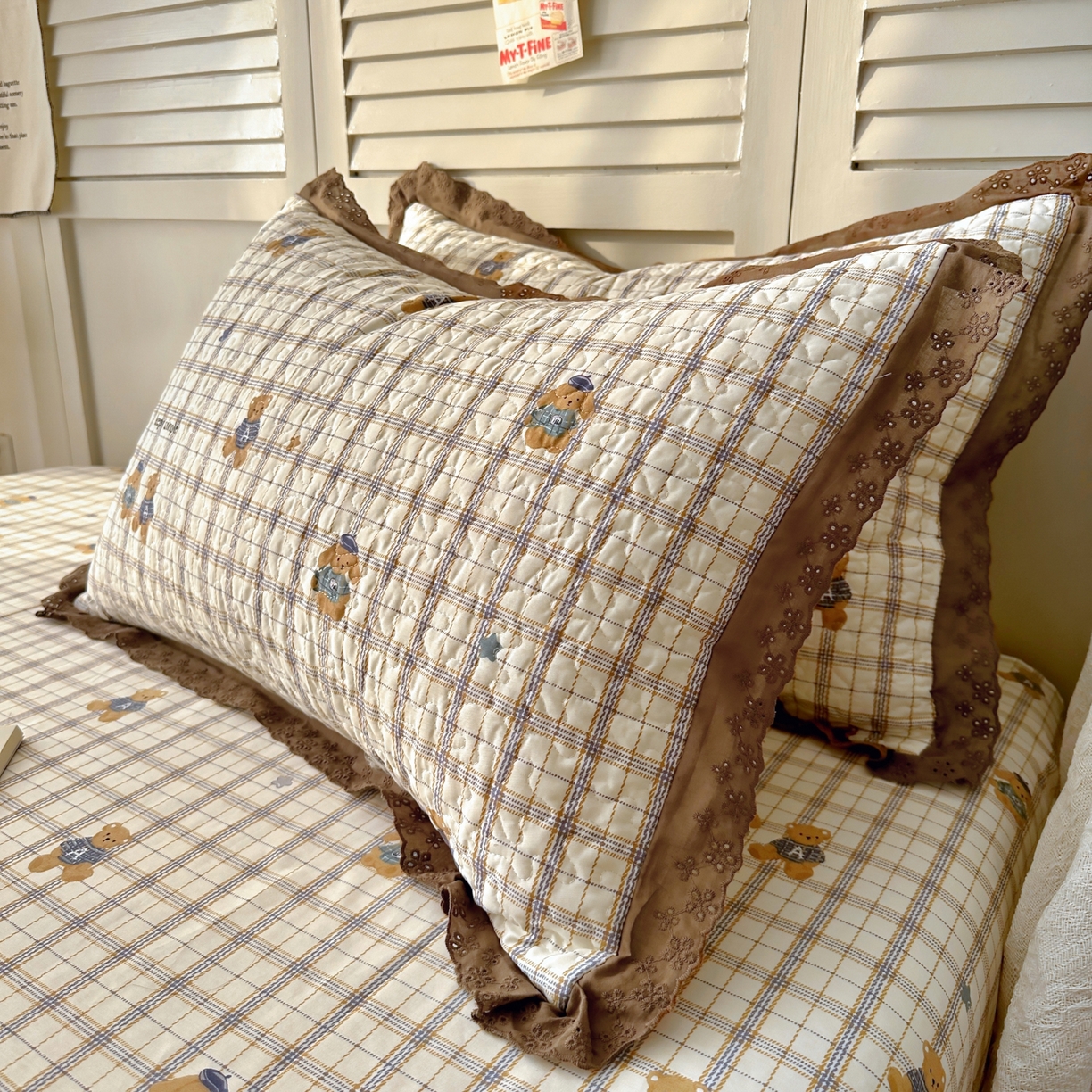 91家纺网 家纺一手货源 找家纺 百寐 2026吸汗防油全棉三层夹棉花边信封加大50*80枕套48*74/40*60枕芯 夹棉-格子熊