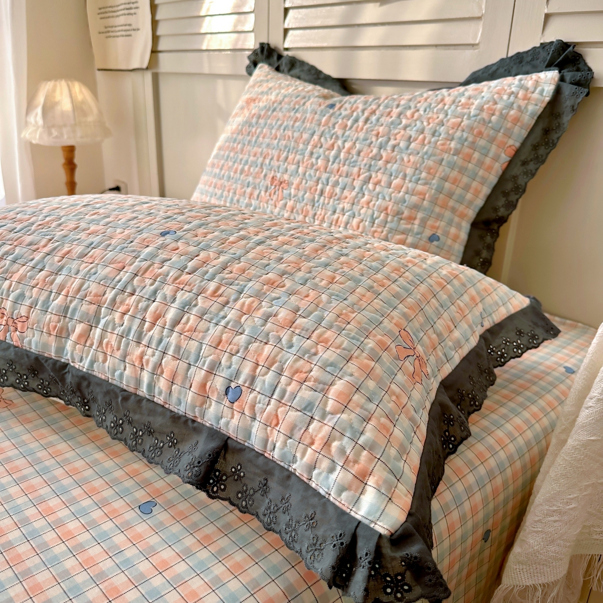 91家纺网 家纺一手货源 找家纺 百寐 2026吸汗防油全棉三层夹棉花边信封加大50*80枕套48*74/40*60枕芯 夹棉-蝴蝶结