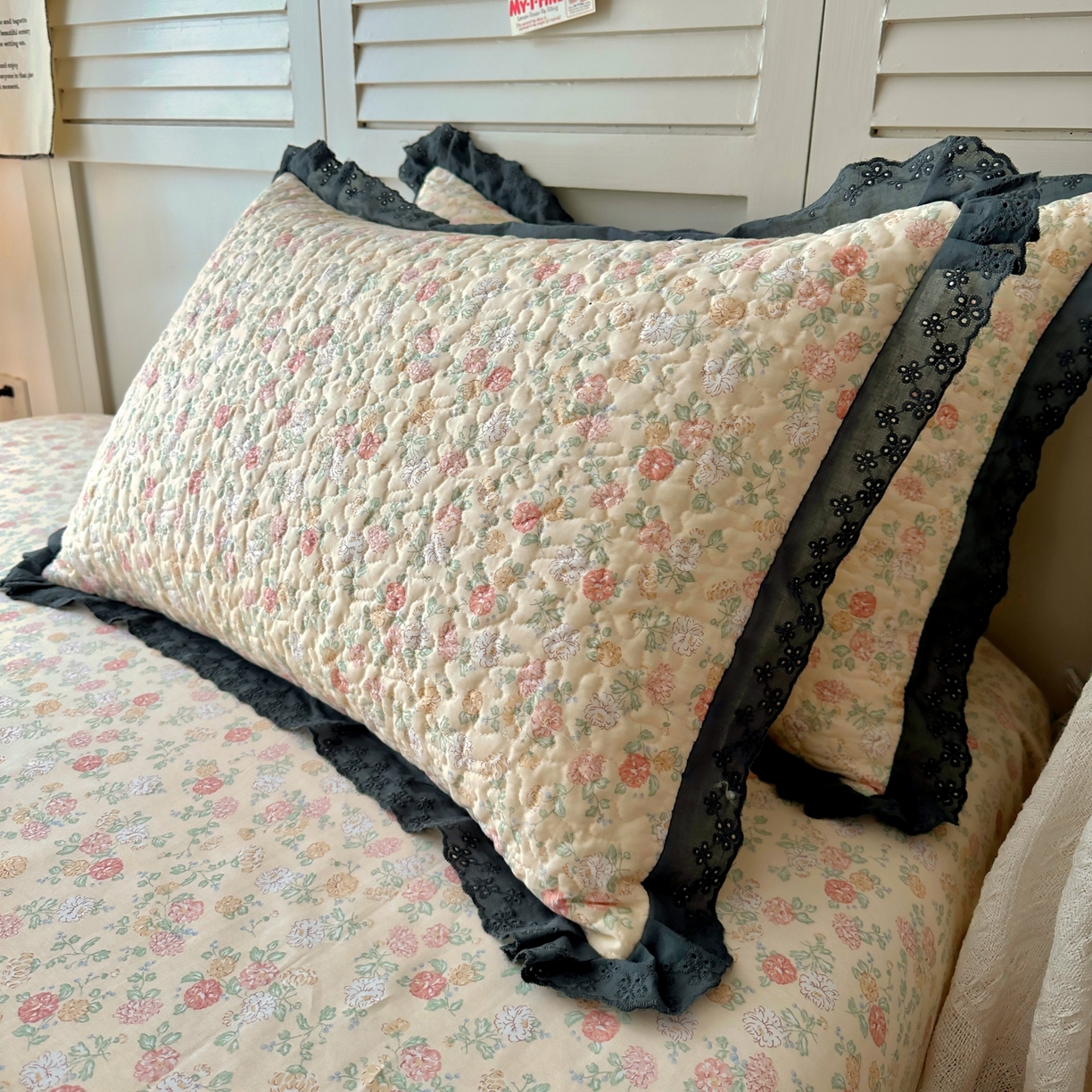 91家纺网 家纺一手货源 找家纺 百寐 2026吸汗防油全棉三层夹棉花边信封加大50*80枕套48*74/40*60枕芯 夹棉-花季