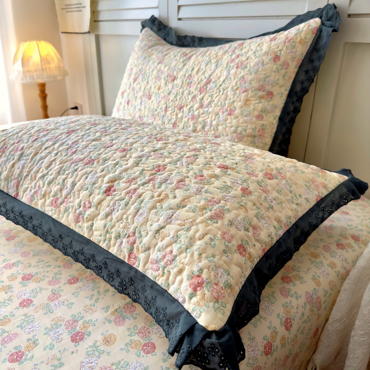 91家纺网 家纺一手货源 找家纺 百寐 2026吸汗防油全棉三层夹棉花边信封加大50*80枕套48*74/40*60枕芯 夹棉-花季