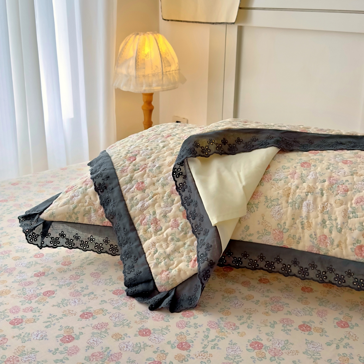 91家纺网 家纺一手货源 找家纺 百寐 2026吸汗防油全棉三层夹棉花边信封加大50*80枕套48*74/40*60枕芯 夹棉-花季