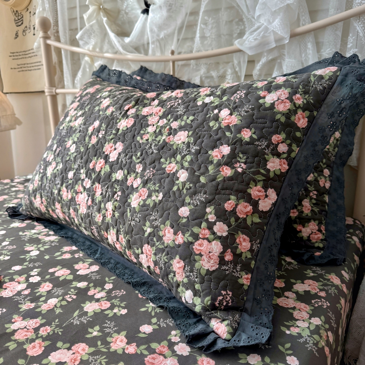 91家纺网 家纺一手货源 找家纺 百寐 2026吸汗防油全棉三层夹棉花边信封加大50*80枕套48*74/40*60枕芯 夹棉-墨池玫瑰