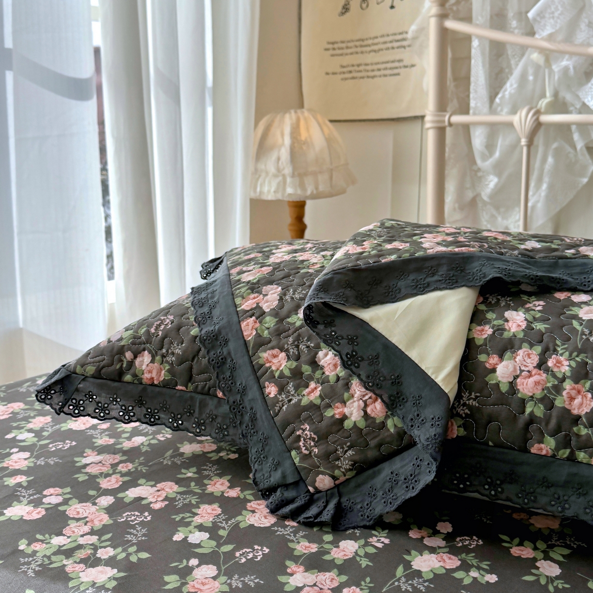 91家纺网 家纺一手货源 找家纺 百寐 2026吸汗防油全棉三层夹棉花边信封加大50*80枕套48*74/40*60枕芯 夹棉-墨池玫瑰