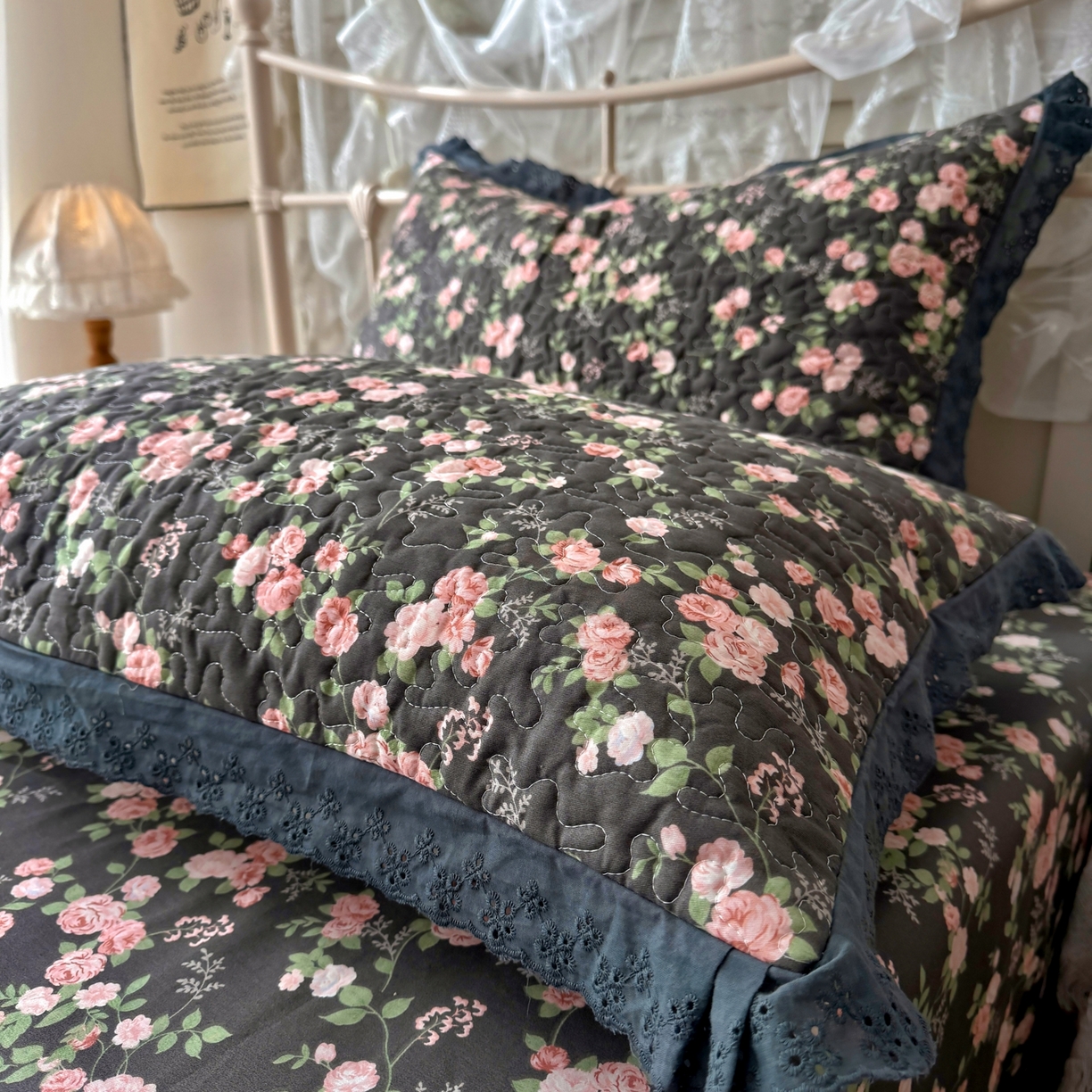 91家纺网 家纺一手货源 找家纺 百寐 2026吸汗防油全棉三层夹棉花边信封加大50*80枕套48*74/40*60枕芯 夹棉-墨池玫瑰