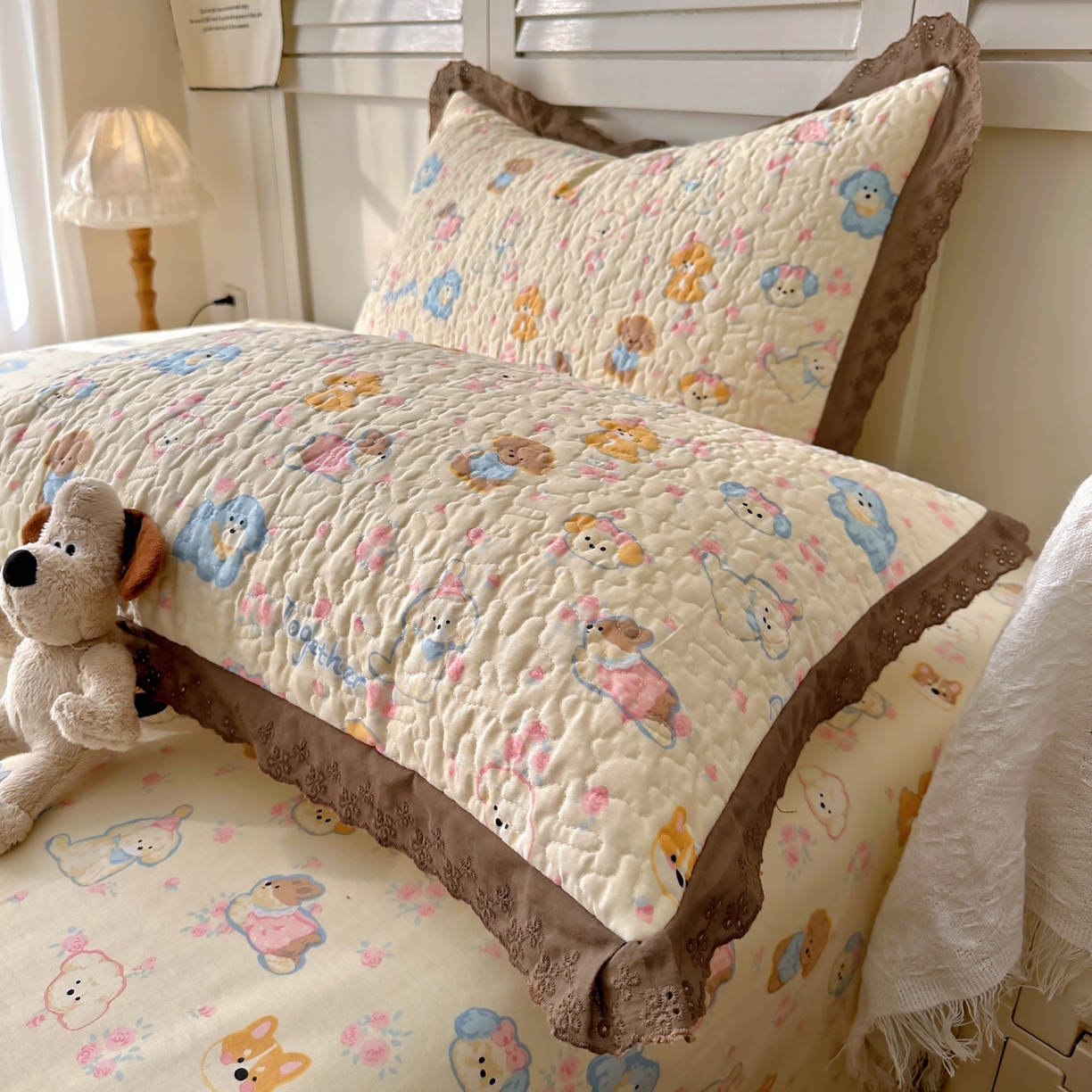 91家纺网 家纺一手货源 找家纺 百寐 2026吸汗防油全棉三层夹棉花边信封加大50*80枕套48*74/40*60枕芯 夹棉-泡芙狗