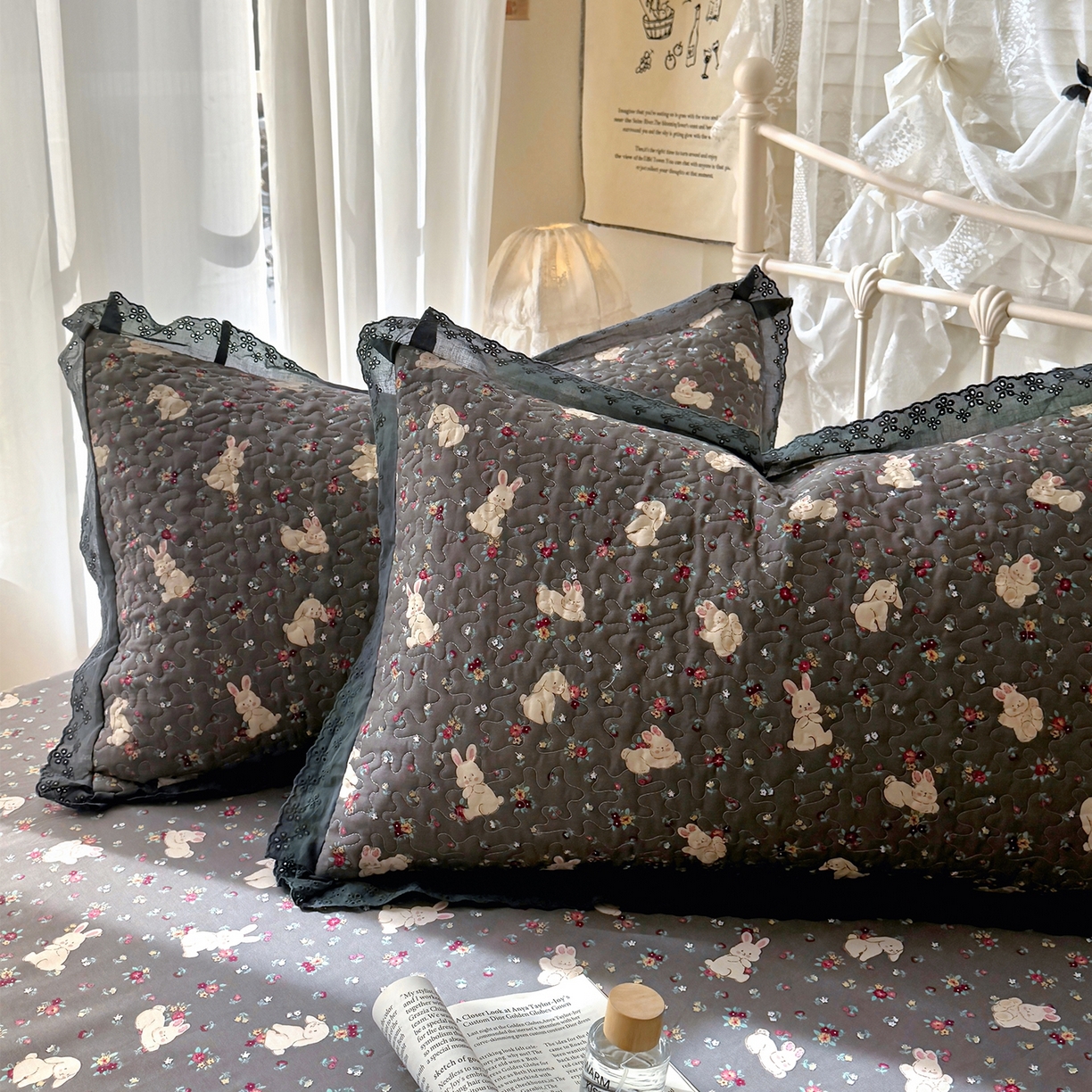 91家纺网 家纺一手货源 找家纺 百寐 2026吸汗防油全棉三层夹棉花边信封加大50*80枕套48*74/40*60枕芯 夹棉-月光兔