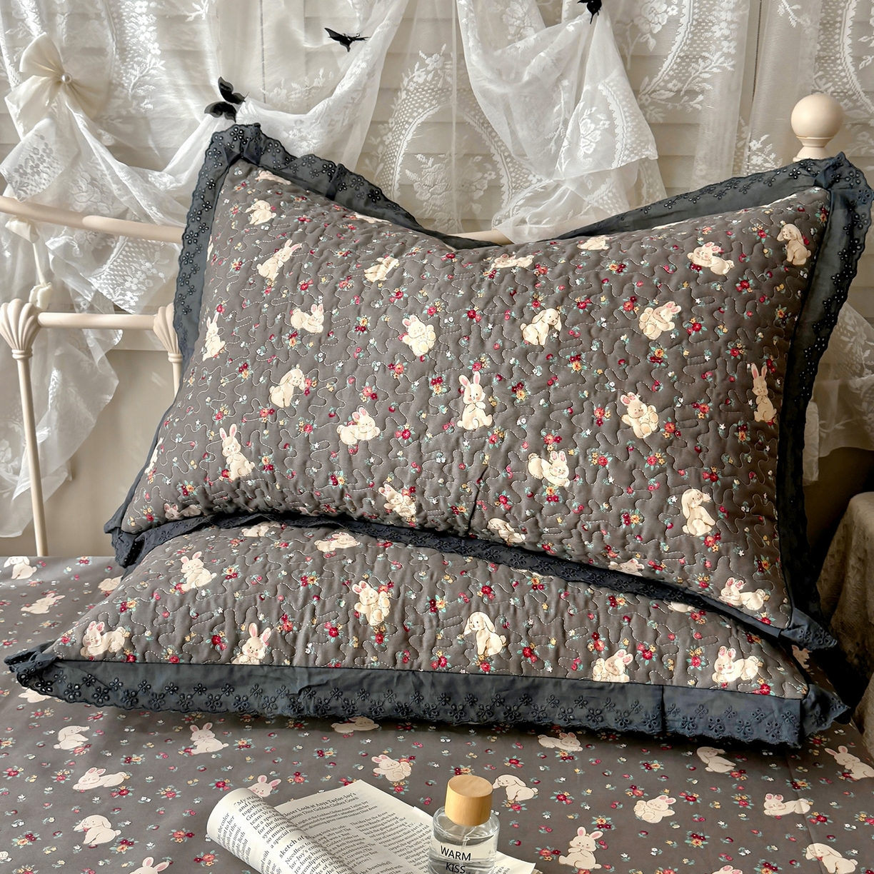 91家纺网 家纺一手货源 找家纺 百寐 2026吸汗防油全棉三层夹棉花边信封加大50*80枕套48*74/40*60枕芯 夹棉-月光兔