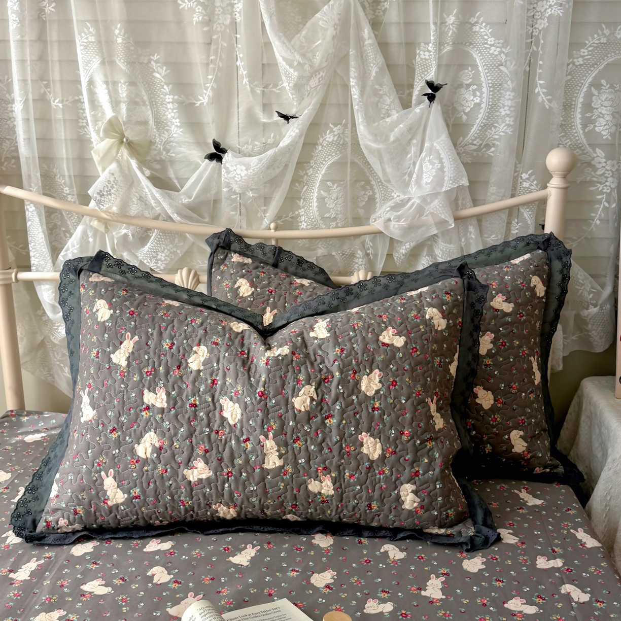 91家纺网 家纺一手货源 找家纺 百寐 2026吸汗防油全棉三层夹棉花边信封加大50*80枕套48*74/40*60枕芯 夹棉-月光兔