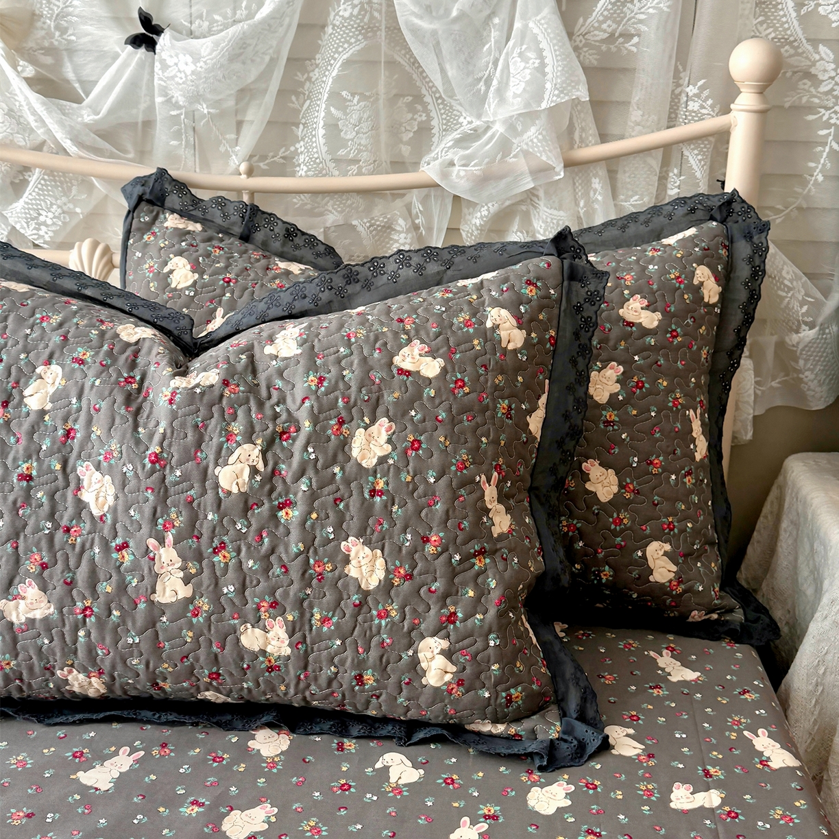 91家纺网 家纺一手货源 找家纺 百寐 2026吸汗防油全棉三层夹棉花边信封加大50*80枕套48*74/40*60枕芯 夹棉-月光兔