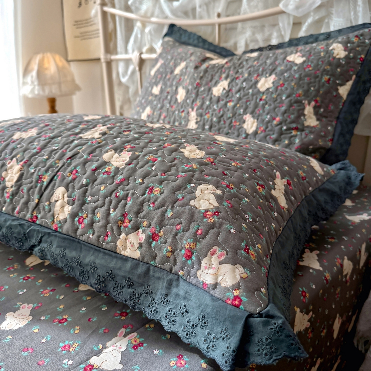 91家纺网 家纺一手货源 找家纺 百寐 2026吸汗防油全棉三层夹棉花边信封加大50*80枕套48*74/40*60枕芯 夹棉-月光兔