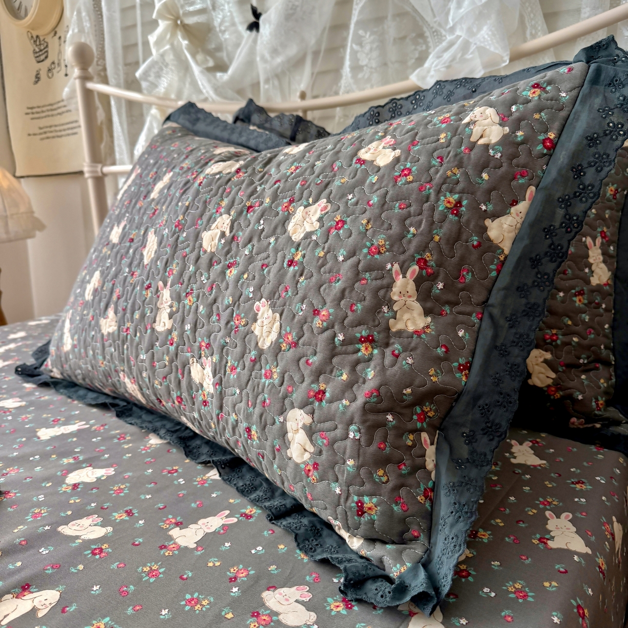 91家纺网 家纺一手货源 找家纺 百寐 2026吸汗防油全棉三层夹棉花边信封加大50*80枕套48*74/40*60枕芯 夹棉-月光兔