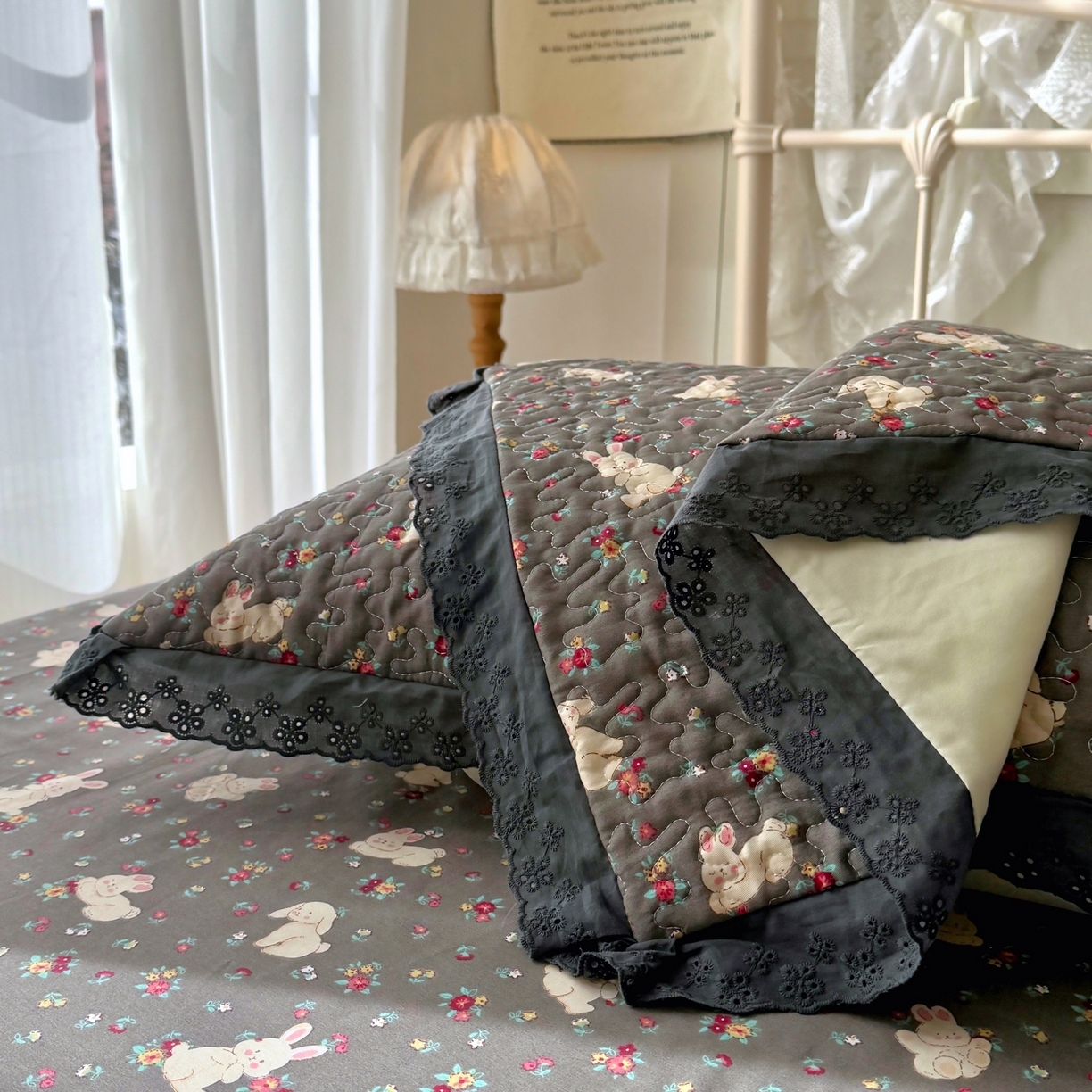 91家纺网 家纺一手货源 找家纺 百寐 2026吸汗防油全棉三层夹棉花边信封加大50*80枕套48*74/40*60枕芯 夹棉-月光兔