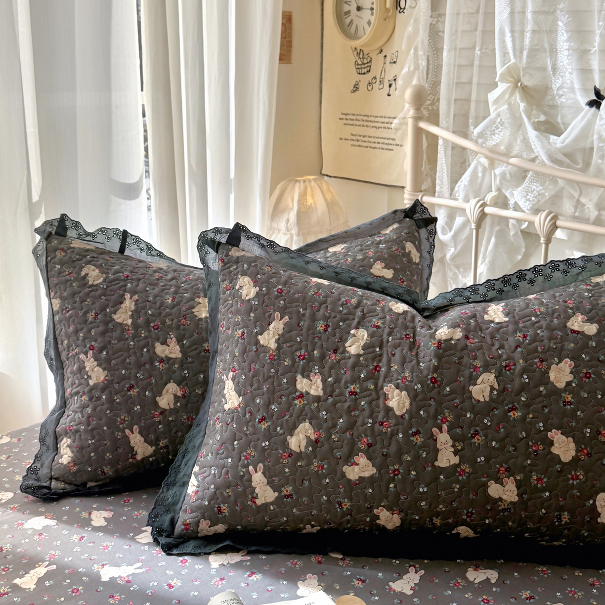 91家纺网 家纺一手货源 找家纺 百寐 2026吸汗防油全棉三层夹棉花边信封加大50*80枕套48*74/40*60枕芯 夹棉-月光兔