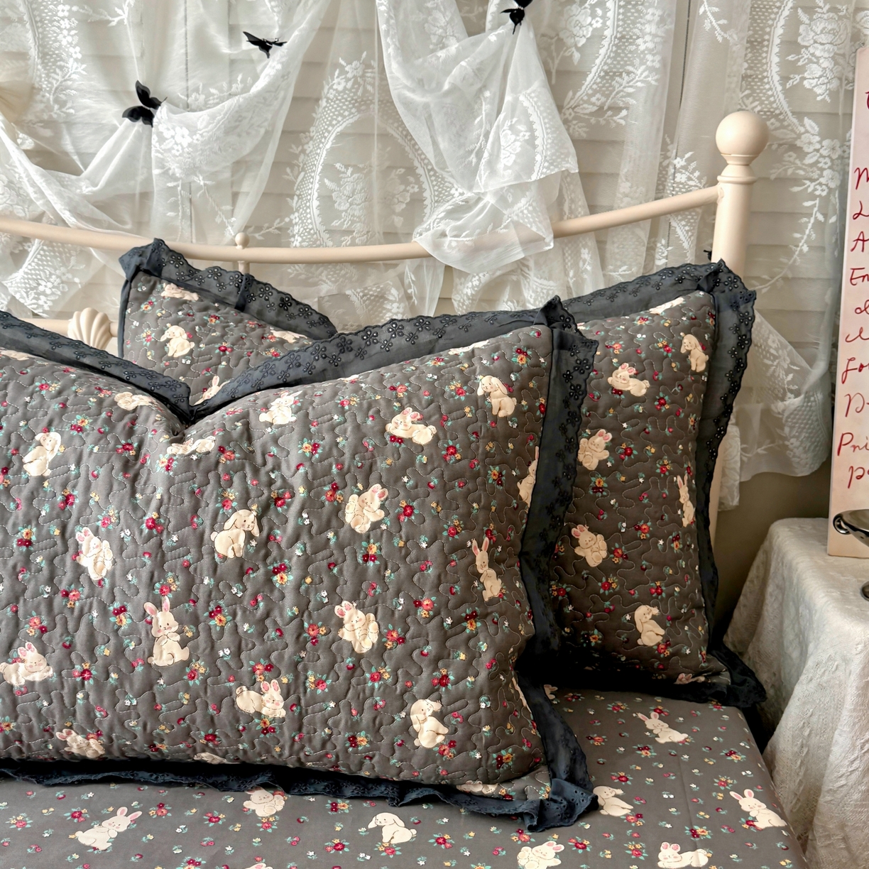 91家纺网 家纺一手货源 找家纺 百寐 2026吸汗防油全棉三层夹棉花边信封加大50*80枕套48*74/40*60枕芯 夹棉-月光兔