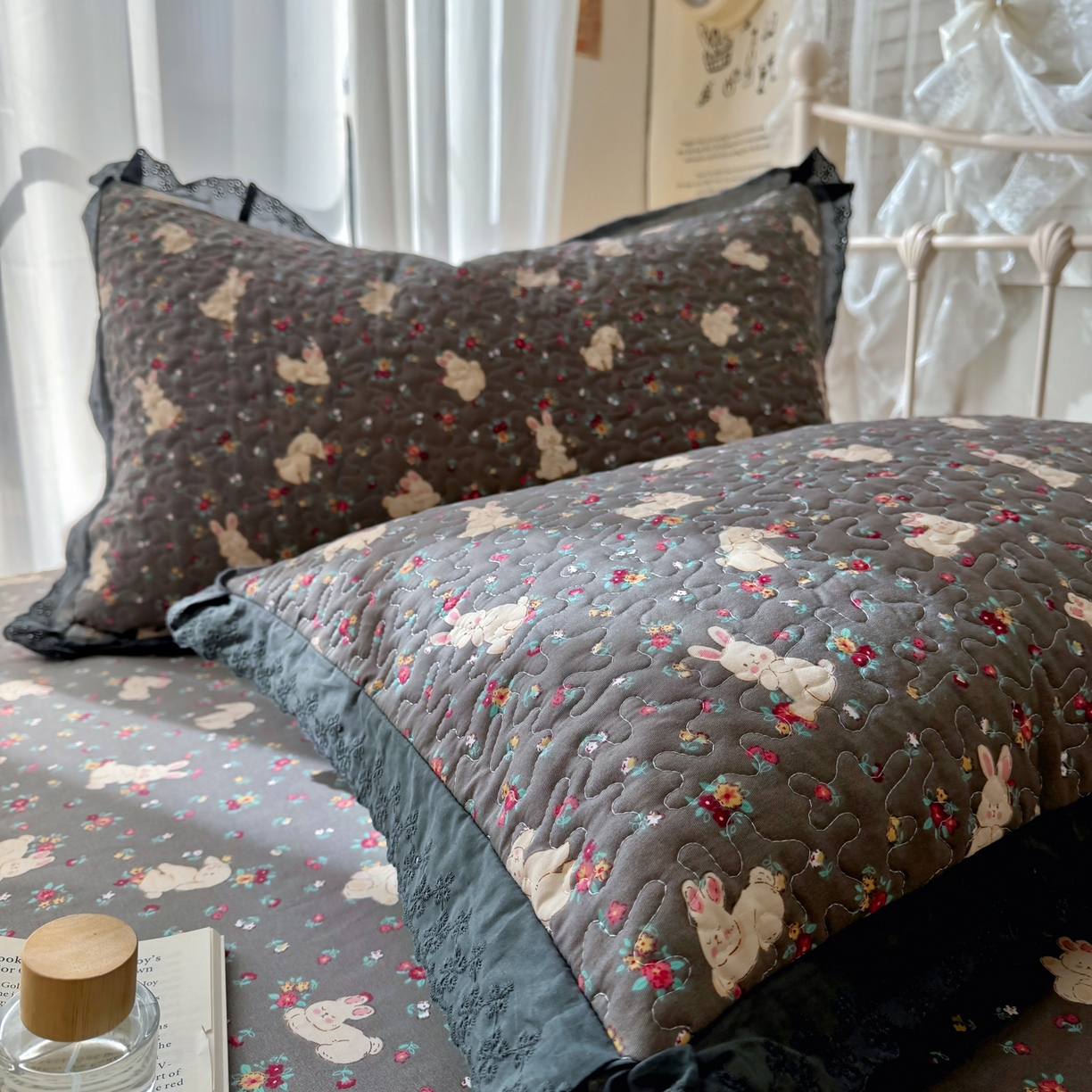 91家纺网 家纺一手货源 找家纺 百寐 2026吸汗防油全棉三层夹棉花边信封加大50*80枕套48*74/40*60枕芯 夹棉-月光兔