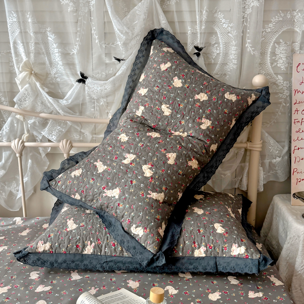 91家纺网 家纺一手货源 找家纺 百寐 2026吸汗防油全棉三层夹棉花边信封加大50*80枕套48*74/40*60枕芯 夹棉-月光兔