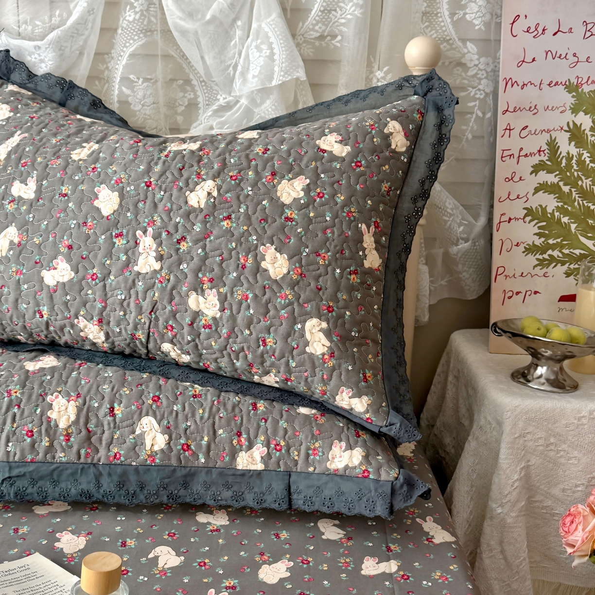 91家纺网 家纺一手货源 找家纺 百寐 2026吸汗防油全棉三层夹棉花边信封加大50*80枕套48*74/40*60枕芯 夹棉-月光兔