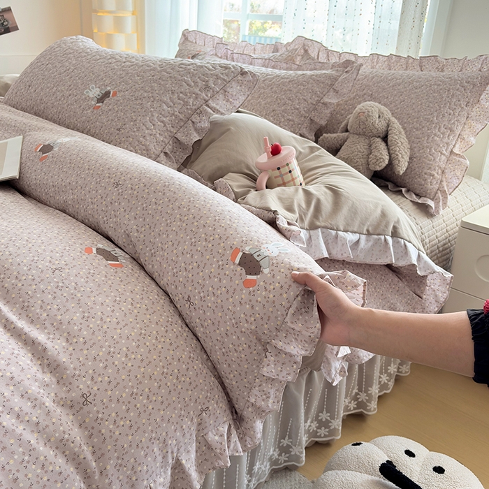 91家纺网 家纺一手货源 找家纺 艺慕家纺 2026新款直播热款古法仿棉AB版水洗棉印花双层蕾丝花边床盖四件套 AB版-丁香小兔