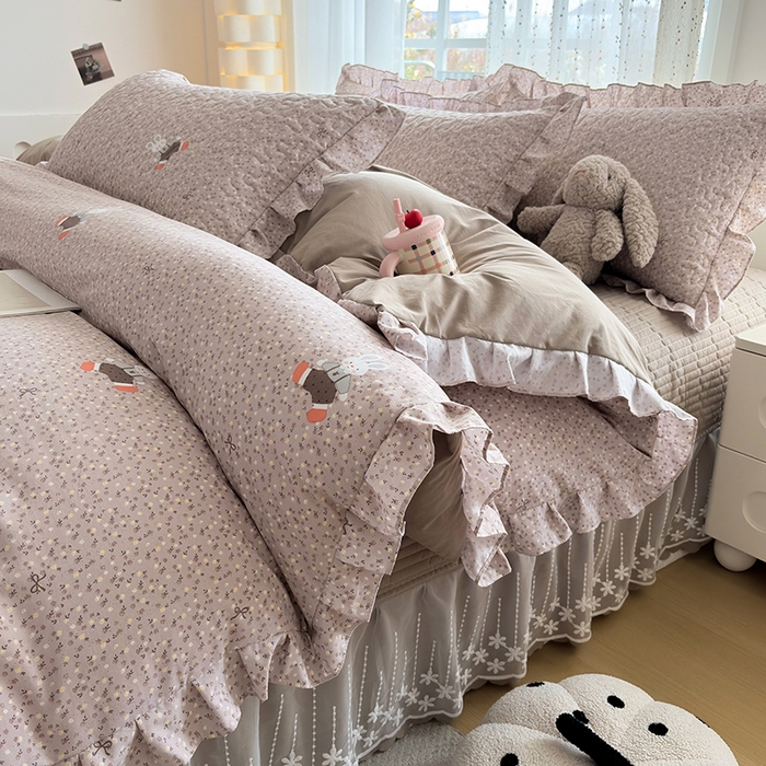 91家纺网 家纺一手货源 找家纺 艺慕家纺 2026新款直播热款古法仿棉AB版水洗棉印花双层蕾丝花边床盖四件套 AB版-丁香小兔