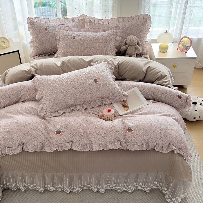 91家纺网 家纺一手货源 找家纺 艺慕家纺 2026新款直播热款古法仿棉AB版水洗棉印花双层蕾丝花边床盖四件套 AB版-丁香小兔