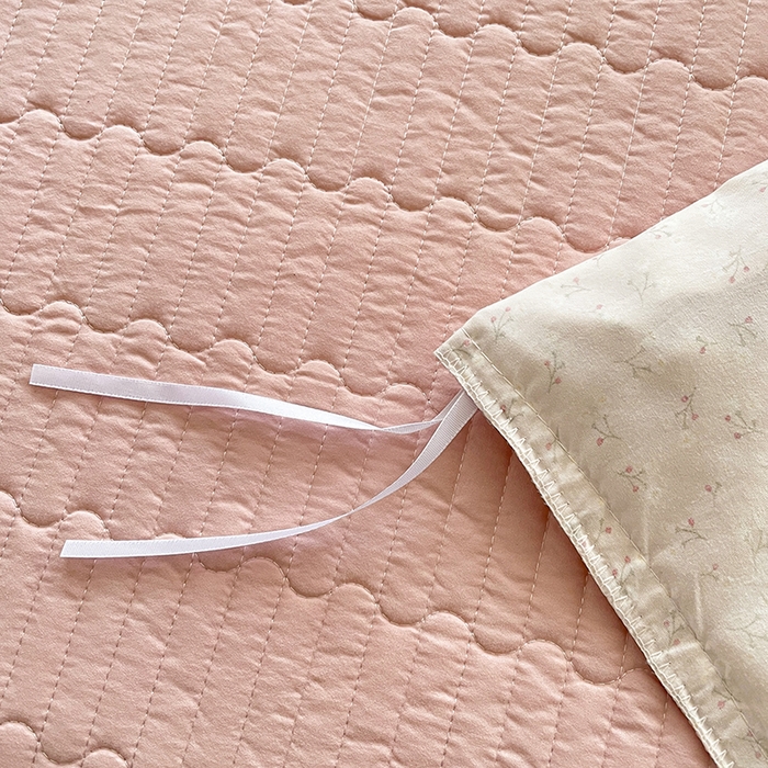 91家纺网 家纺一手货源 找家纺 艺慕家纺 2026新款直播热款古法仿棉AB版水洗棉印花双层蕾丝花边床盖四件套 AB版-粉黛庄园