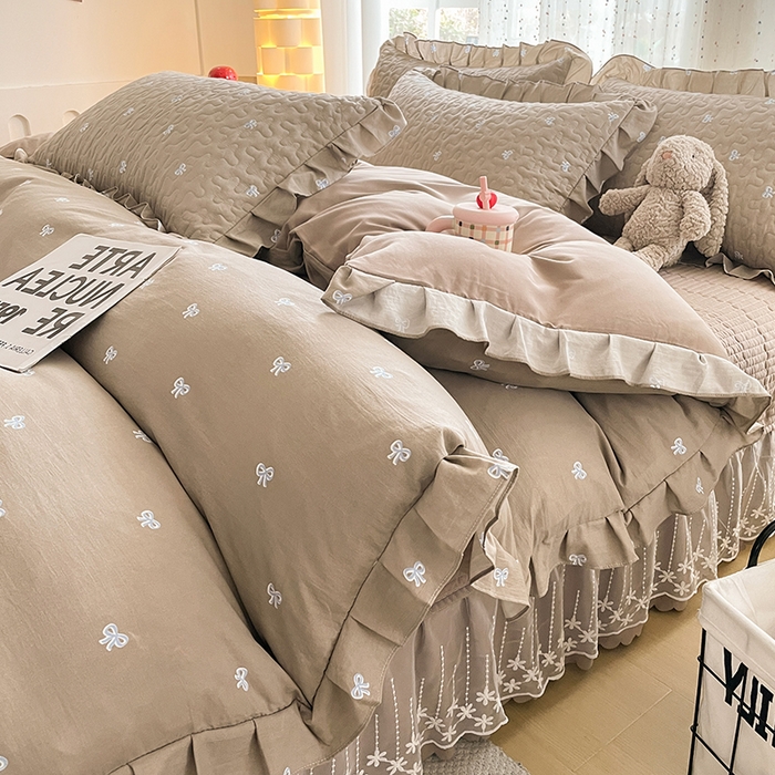 91家纺网 家纺一手货源 找家纺 艺慕家纺 2026新款直播热款古法仿棉AB版水洗棉印花双层蕾丝花边床盖四件套 AB版-咖色蝴蝶结