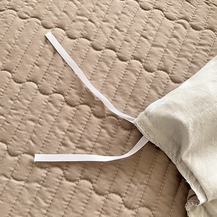 91家纺网 家纺一手货源 找家纺 艺慕家纺 2026新款直播热款古法仿棉AB版水洗棉印花双层蕾丝花边床盖四件套 AB版-咖色蝴蝶结