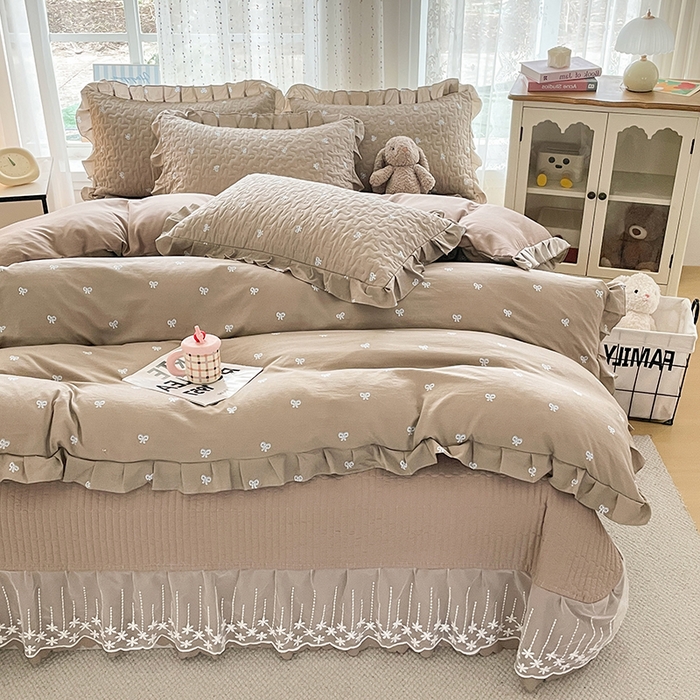 91家纺网 家纺一手货源 找家纺 艺慕家纺 2026新款直播热款古法仿棉AB版水洗棉印花双层蕾丝花边床盖四件套 AB版-咖色蝴蝶结