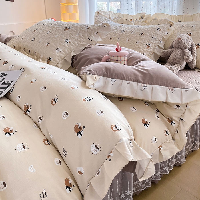 91家纺网 家纺一手货源 找家纺 艺慕家纺 2026新款直播热款古法仿棉AB版水洗棉印花双层蕾丝花边床盖四件套 AB版-可爱熊仔