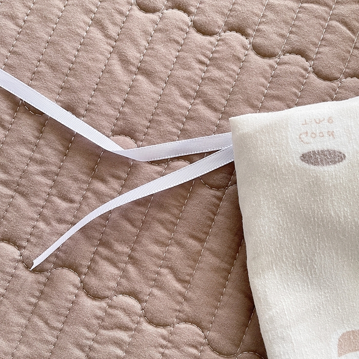 91家纺网 家纺一手货源 找家纺 艺慕家纺 2026新款直播热款古法仿棉AB版水洗棉印花双层蕾丝花边床盖四件套 AB版-可爱熊仔