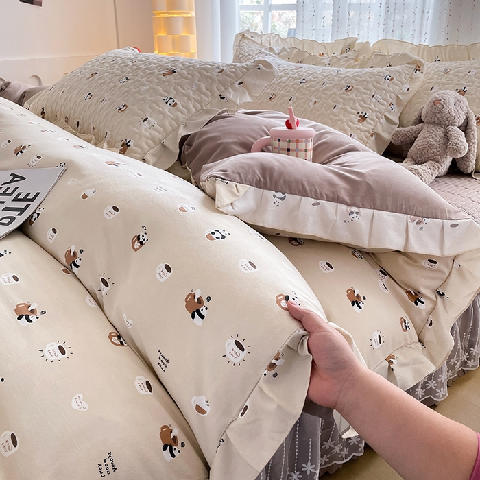 91家纺网 家纺一手货源 找家纺 艺慕家纺 2026新款直播热款古法仿棉AB版水洗棉印花双层蕾丝花边床盖四件套 AB版-可爱熊仔