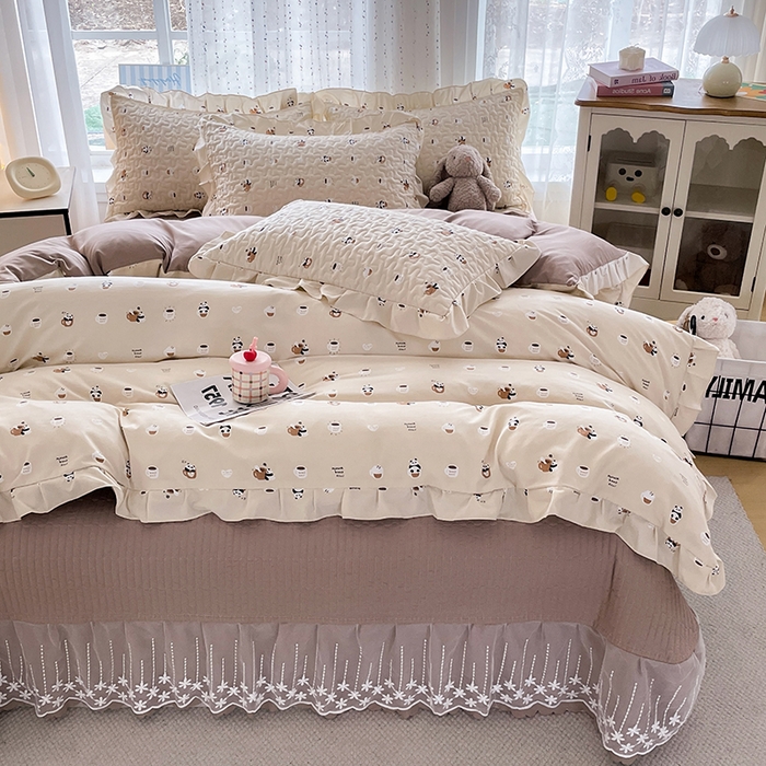 91家纺网 家纺一手货源 找家纺 艺慕家纺 2026新款直播热款古法仿棉AB版水洗棉印花双层蕾丝花边床盖四件套 AB版-可爱熊仔