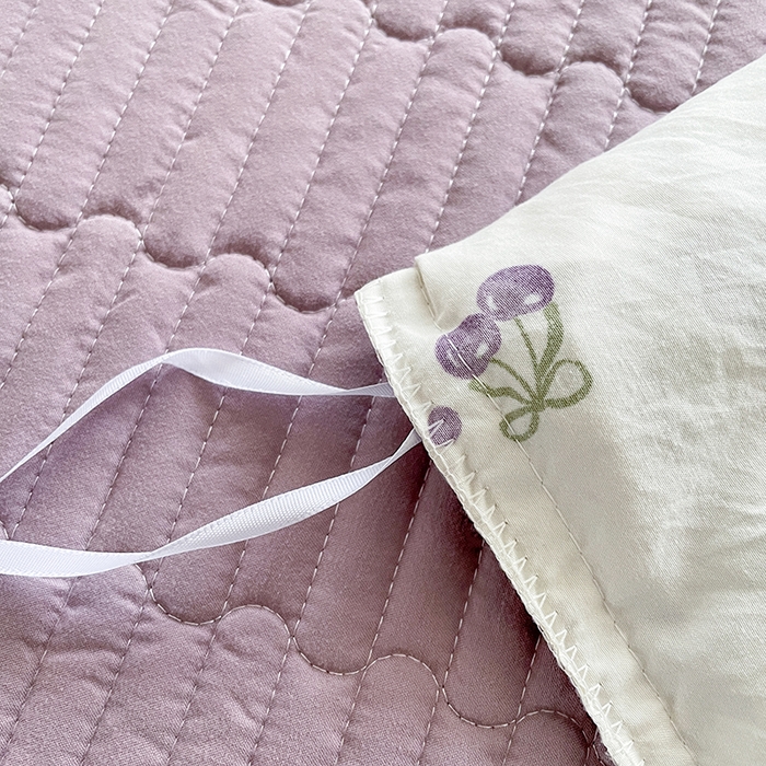 91家纺网 家纺一手货源 找家纺 艺慕家纺 2026新款直播热款古法仿棉AB版水洗棉印花双层蕾丝花边床盖四件套 AB版-紫色樱桃