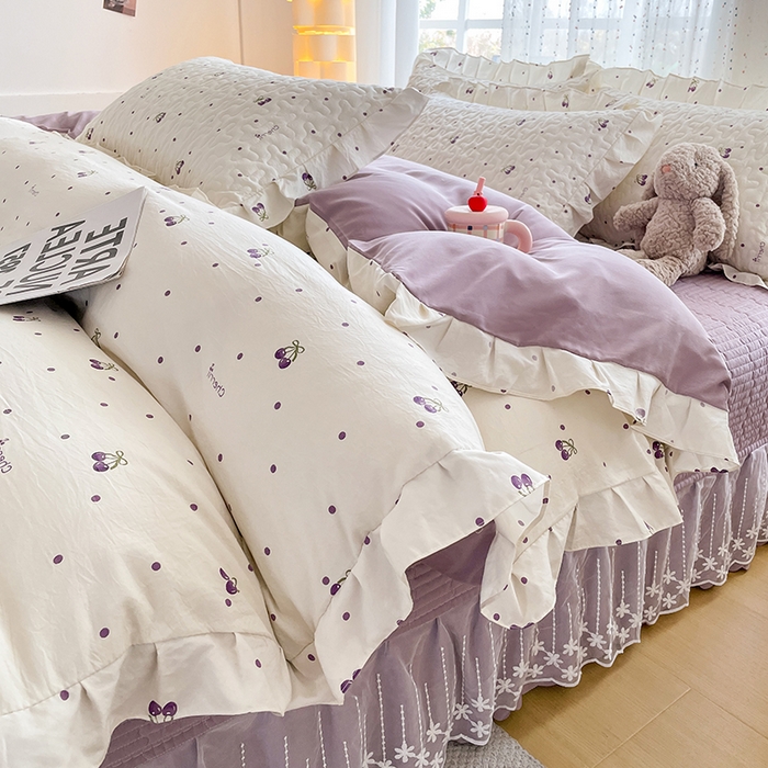 91家纺网 家纺一手货源 找家纺 艺慕家纺 2026新款直播热款古法仿棉AB版水洗棉印花双层蕾丝花边床盖四件套 AB版-紫色樱桃