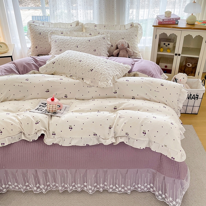 91家纺网 家纺一手货源 找家纺 艺慕家纺 2026新款直播热款古法仿棉AB版水洗棉印花双层蕾丝花边床盖四件套 AB版-紫色樱桃