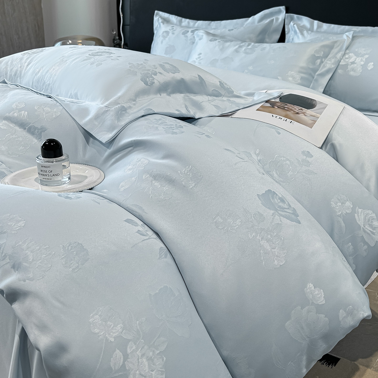 91家纺网 家纺一手货源 找家纺 金阳光家纺 2026新款A类简奢款水洗真丝天丝亮丝提花四件套 花语-蓝