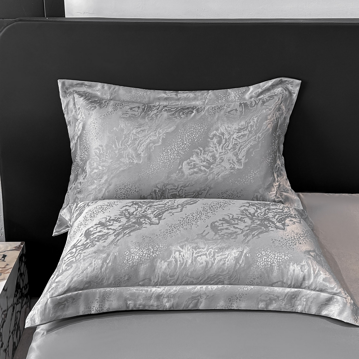 91家纺网 家纺一手货源 找家纺 金阳光家纺 2026新款A类简奢款水洗真丝天丝亮丝提花四件套 梵希-灰