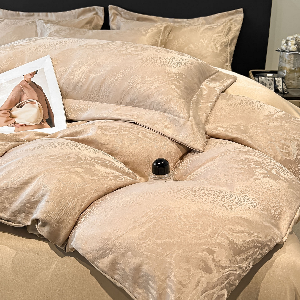 91家纺网 家纺一手货源 找家纺 金阳光家纺 2026新款A类简奢款水洗真丝天丝亮丝提花四件套 梵希-香槟