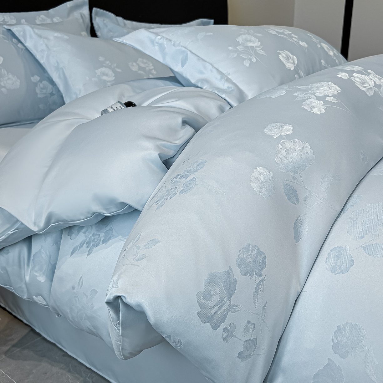 91家纺网 家纺一手货源 找家纺 金阳光家纺 2026新款A类简奢款水洗真丝天丝亮丝提花四件套 花语-蓝