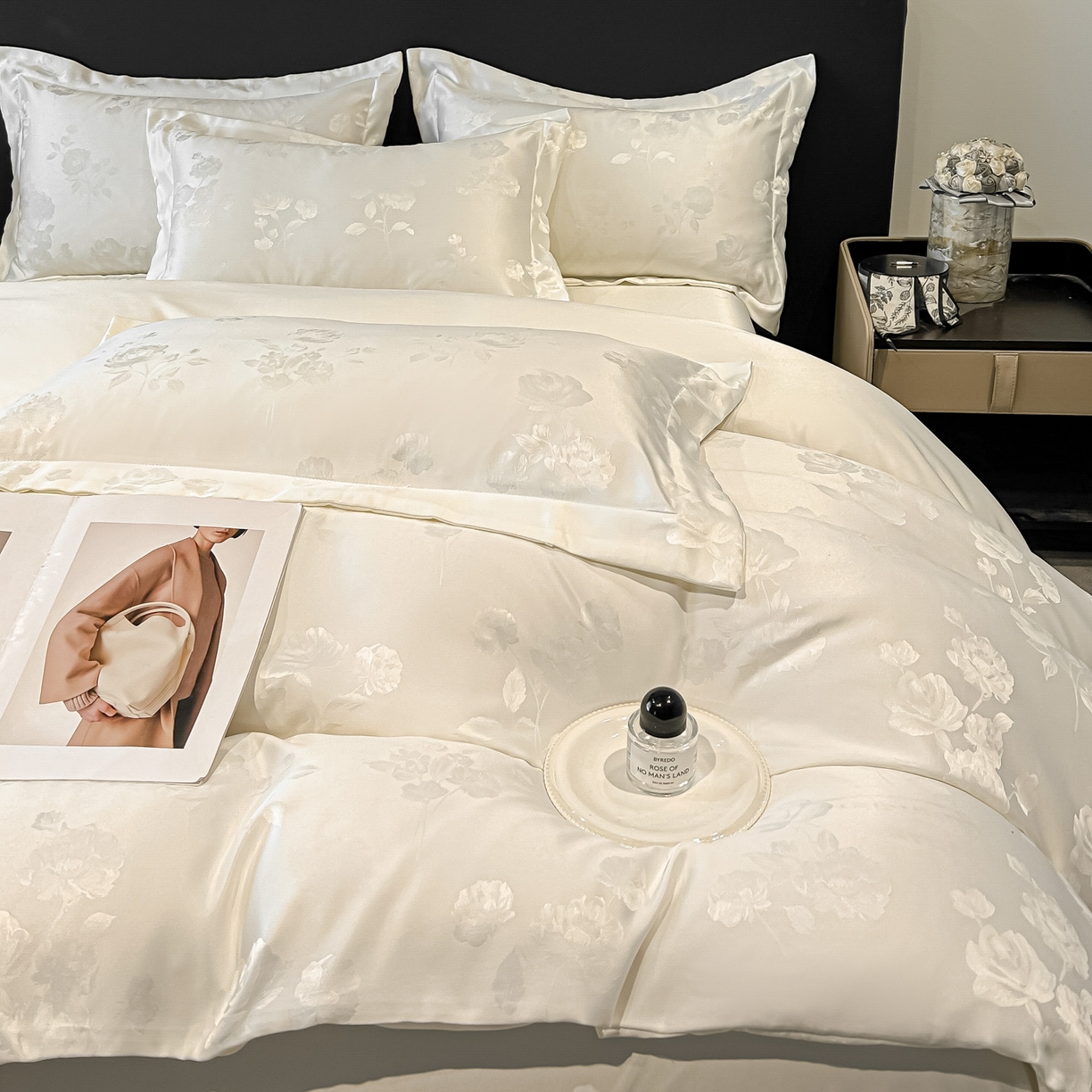 91家纺网 家纺一手货源 找家纺 金阳光家纺 2026新款A类简奢款水洗真丝天丝亮丝提花四件套 花语-白