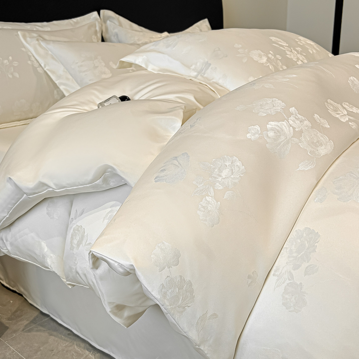 91家纺网 家纺一手货源 找家纺 金阳光家纺 2026新款A类简奢款水洗真丝天丝亮丝提花四件套 花语-白