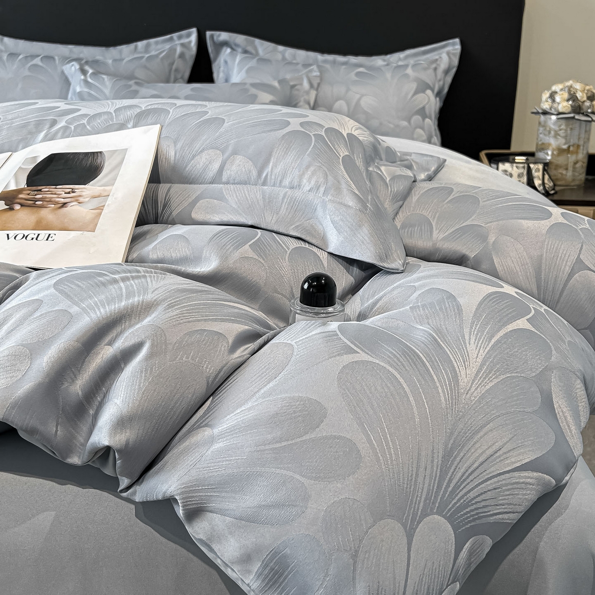 91家纺网 家纺一手货源 找家纺 金阳光家纺 2026新款A类简奢款水洗真丝天丝亮丝提花四件套 一叶深情-灰