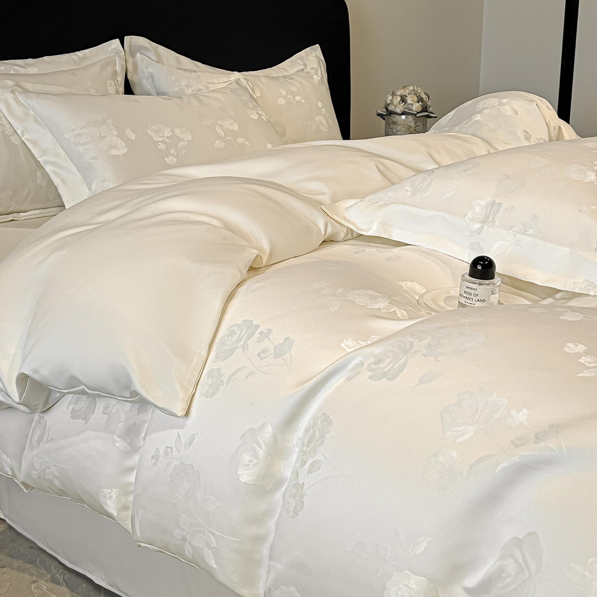 91家纺网 家纺一手货源 找家纺 金阳光家纺 2026新款A类简奢款水洗真丝天丝亮丝提花四件套 花语-白